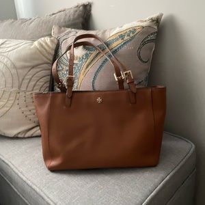 Tory Burch , lt brown ,tan EUC handbag